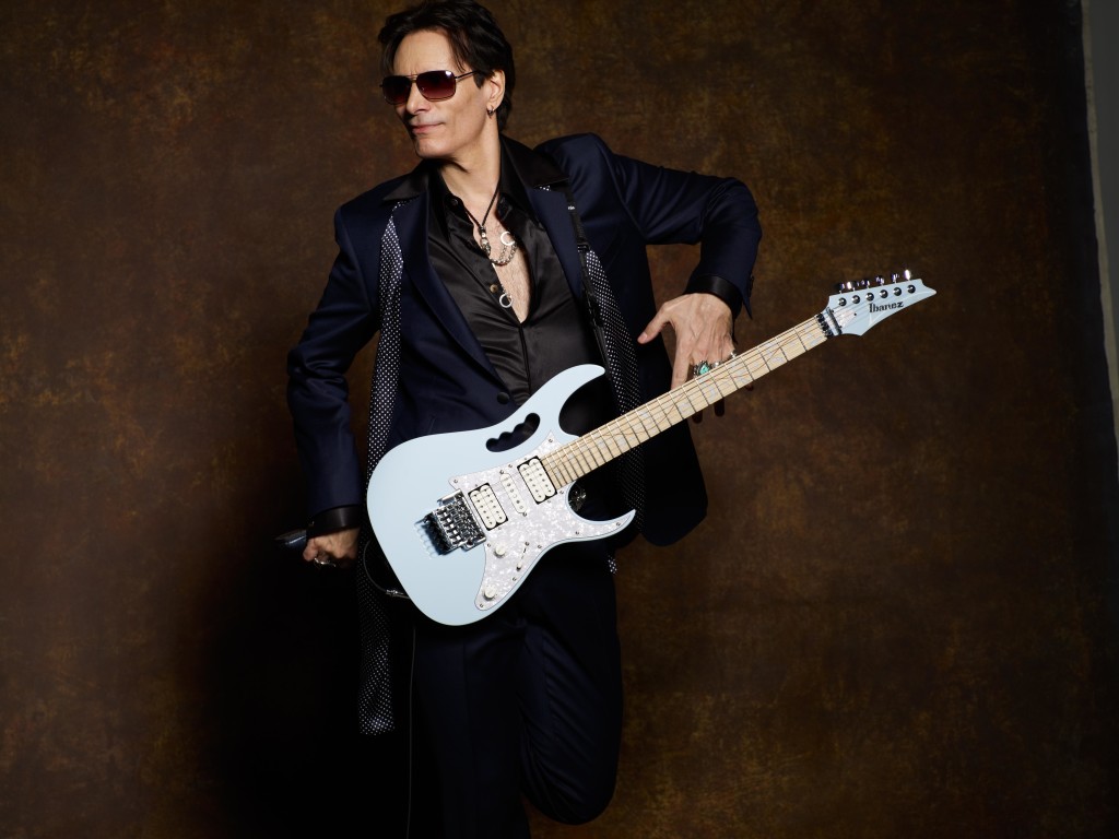 Steve_Vai_BlueSuit_041